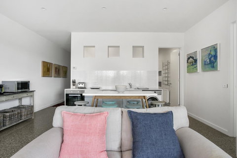 Lansdowne Villa - With Swimming Pool - Go Out 3