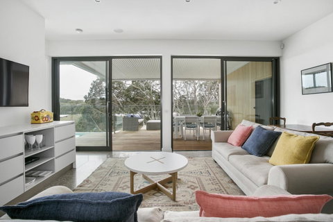 Lansdowne Villa - With Swimming Pool - Go Out 1