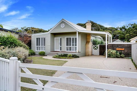 Cute Cottage On Cain - Beach At End Of Street - Pubs and Clubs 0