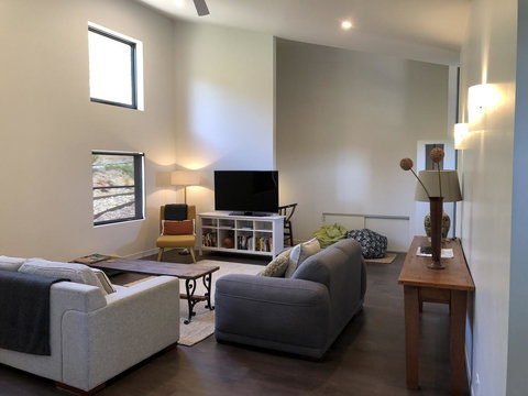 Saje\'s House & Pod - Go Out 0