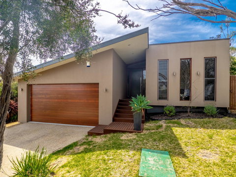 Blairgowrie Moonah Beach House: Walk To Beach - Pubs and Clubs 9