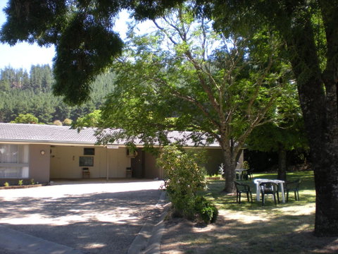 Willow Dene Holiday Apartments - Pubs and Clubs 12