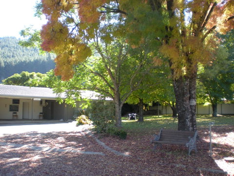 Willow Dene Holiday Apartments - Pubs and Clubs 8