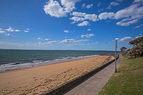 C-Scape Esplanade Cowes - Pubs and Clubs 21
