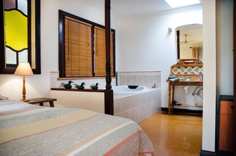 Ashwood Cottages - Pubs and Clubs 13