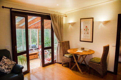 Ashwood Cottages - Pubs and Clubs 2