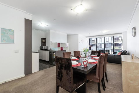 Melbourne Vacation Rentals Apartment - Go Out 3
