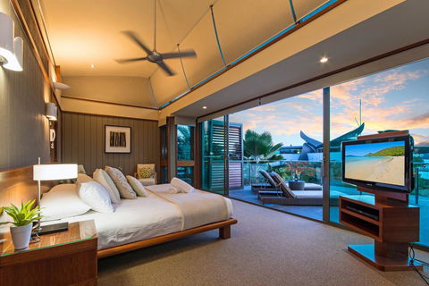 The Blue Marlin Yacht Club Villa 6 On Hamilton Island - Pubs and Clubs 3