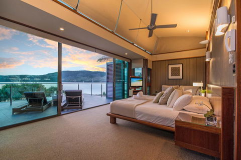 The Blue Marlin Yacht Club Villa 6 On Hamilton Island - Pubs and Clubs 1
