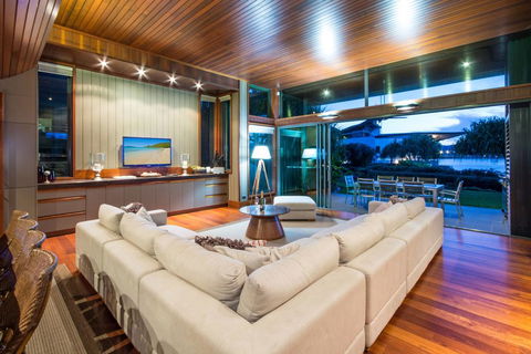 The Blue Marlin Yacht Club Villa 6 On Hamilton Island - Pubs and Clubs 2