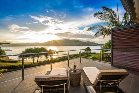 The Blue Marlin Yacht Club Villa 6 On Hamilton Island - Pubs and Clubs 0