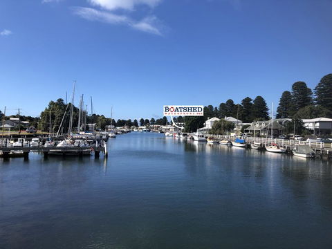 The Boatshed Waterfront B&b - Pubs and Clubs 2