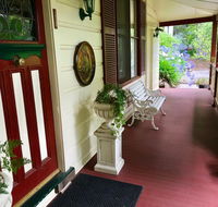 The Chalet Guesthouse And Studio - Pubs and Clubs