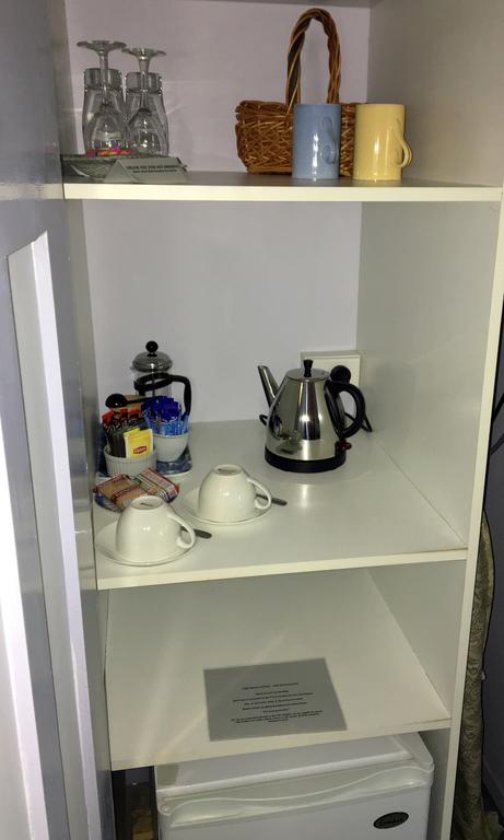 The Chalet Guesthouse And Studio - Pubs and Clubs 3