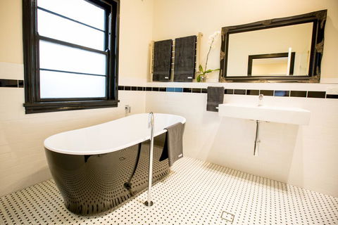 The Commercial Boutique Hotel - Pubs and Clubs 1