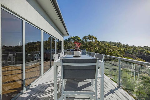 The Cove Bay Of Fires - Pubs and Clubs 1