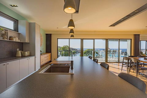 The Cove Bay Of Fires - Pubs and Clubs 3