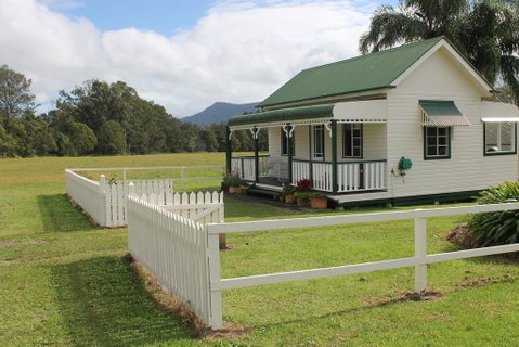 The Dollhouse Cottage - Pubs and Clubs 2