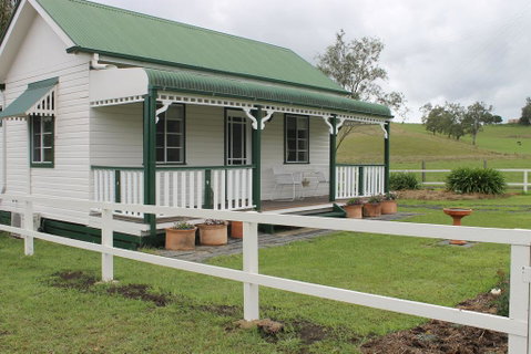 The Dollhouse Cottage - Pubs and Clubs 0