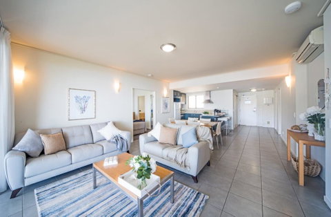 The Hamptons On Airlie - Go Out 2