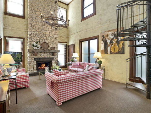 The Lodge @ Linden Hall - Pubs and Clubs 3