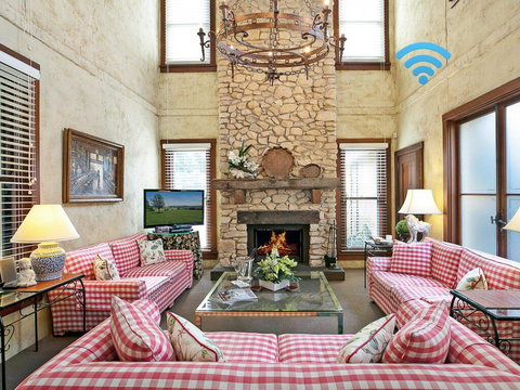 The Lodge @ Linden Hall - Pubs and Clubs 0