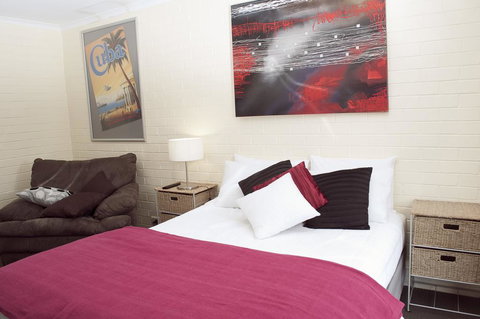 The Mews Motel - Go Out 3