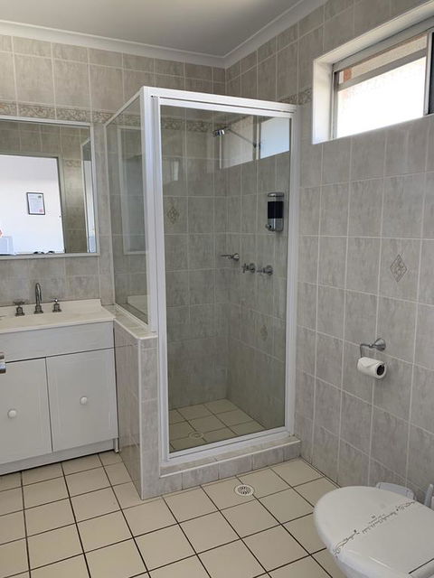 The Oaks Hotel Motel - Pubs and Clubs 2