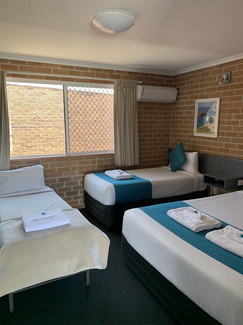 The Oaks Hotel Motel - Pubs and Clubs 3