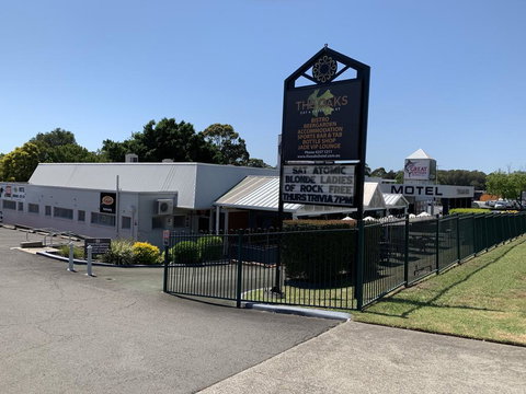 The Oaks Hotel Motel - Pubs and Clubs 0