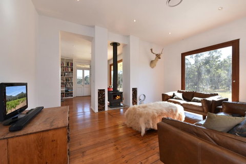 The Parson's Vineyard Retreat - Get Amongst The Vineyards In A Historic Home - Pubs and Clubs 0