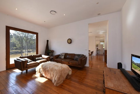 The Parson's Vineyard Retreat - Get Amongst The Vineyards In A Historic Home - Pubs and Clubs 2