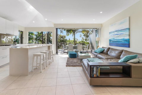 The Peachy Life, Sunshine Beach - Go Out 2