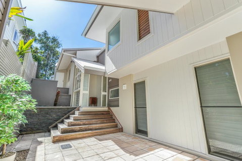 The Peachy Life, Sunshine Beach - Go Out 1