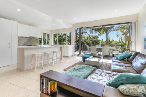 The Peachy Life, Sunshine Beach - Go Out 3