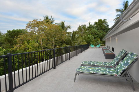 The Port Douglas Beach House - Pubs and Clubs 2
