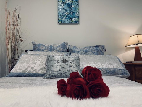 The Private , Green And Cozy Home In Caulfield - Pubs and Clubs 0