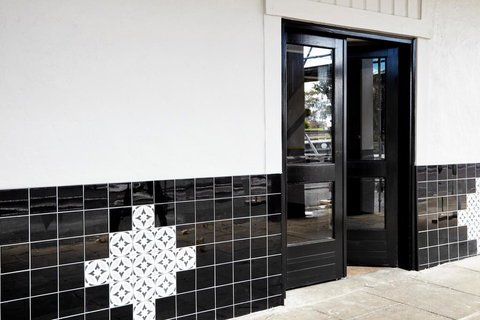 The Royal Hotel, Drouin - Go Out 3