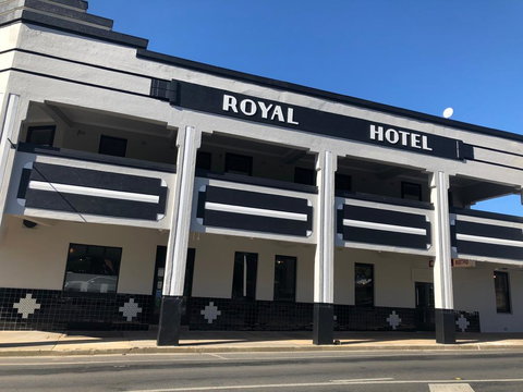 The Royal Hotel, Drouin - Go Out 1