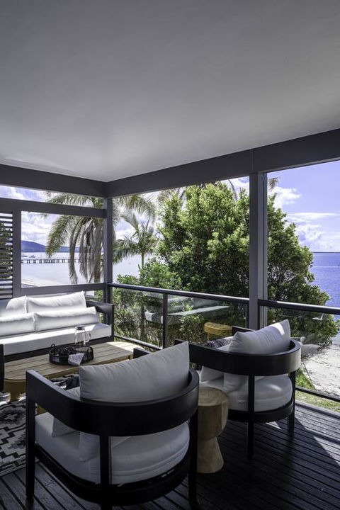 The Seaview - Designer Beachfront House - Pubs and Clubs 3