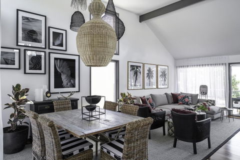 The Seaview - Designer Beachfront House - Pubs and Clubs 2