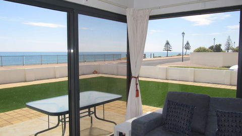 The Somerton Beach Retreat - Pubs and Clubs 0