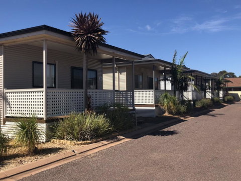 The Sundowner Cabin & Tourist Park - Pubs and Clubs 0