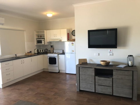 The Sundowner Cabin & Tourist Park - Pubs and Clubs 3