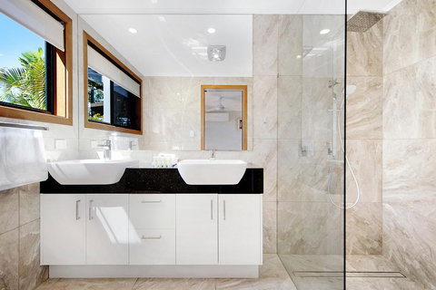 THE VIEW, TUGUN - 4 Bedrooms - Sea Views - Private Heated Pool - Go Out 2