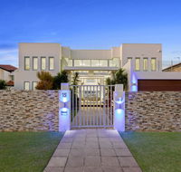 The White House GC Waterfront Home Cinema Jacuzzi Heated Pool - Pubs and Clubs