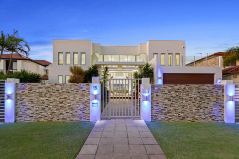 The White House GC Waterfront Home Cinema Jacuzzi Heated Pool - Pubs and Clubs 0