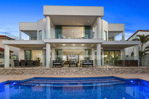The White House GC Waterfront Home Cinema Jacuzzi Heated Pool - Pubs and Clubs 2