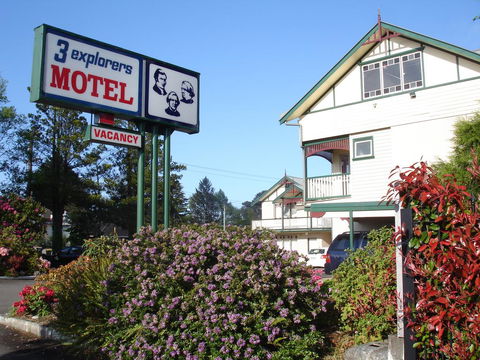 Three Explorers Motel - Pubs and Clubs 1