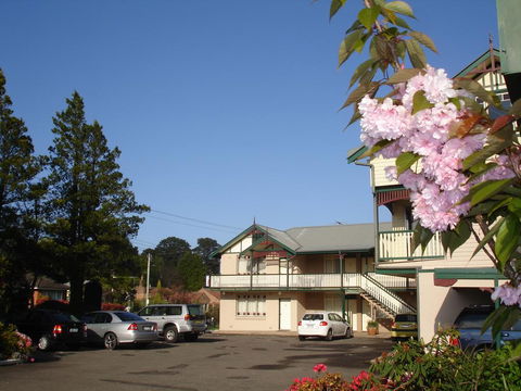 Three Explorers Motel - Pubs and Clubs 0